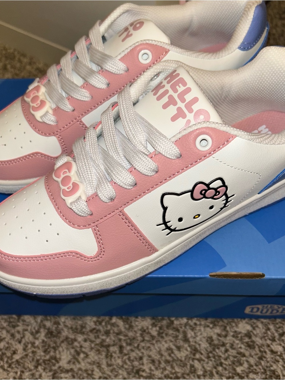 Heydude x Hello Kitty White and Pink Women's Low-Top Sneakers Brand New - Picture 3 of 8